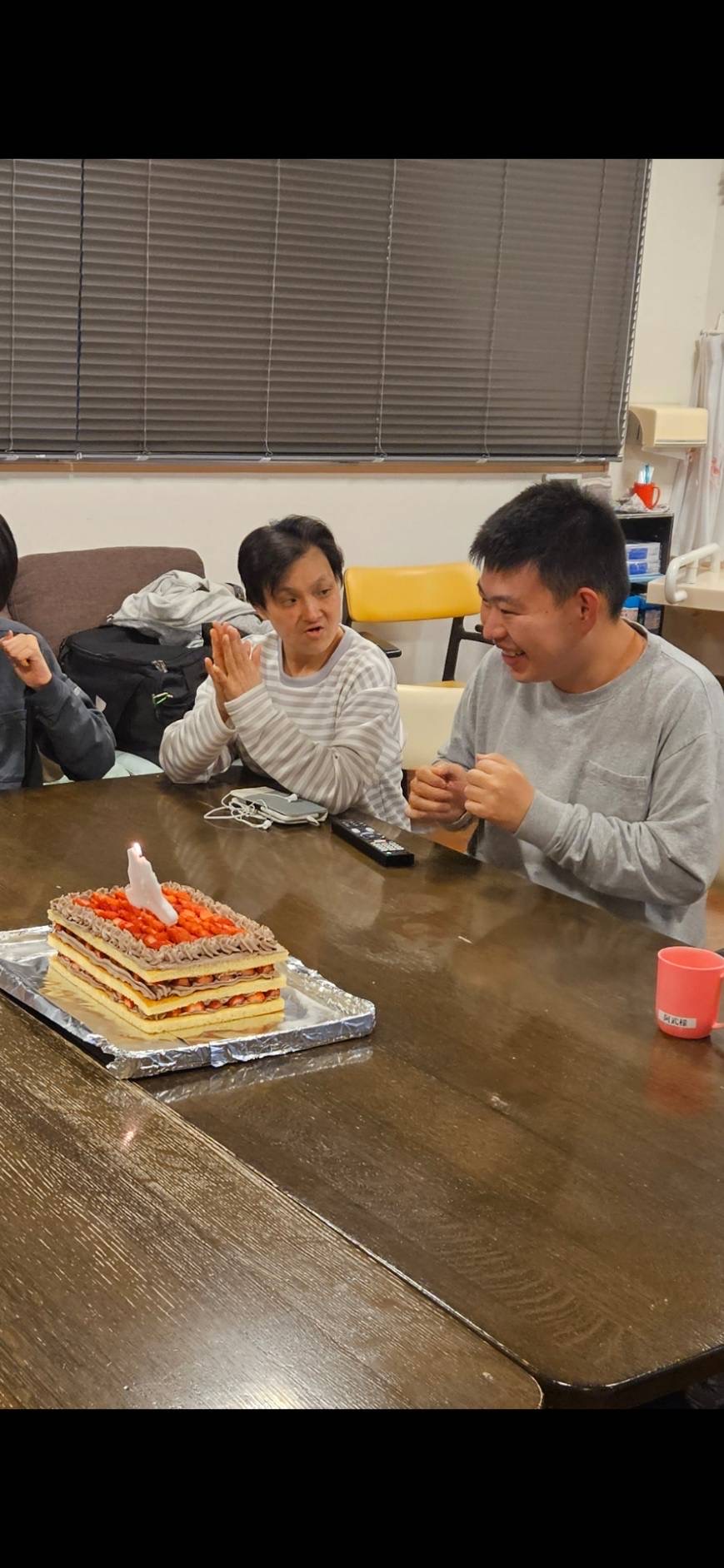 誕生日ケーキを囲んで