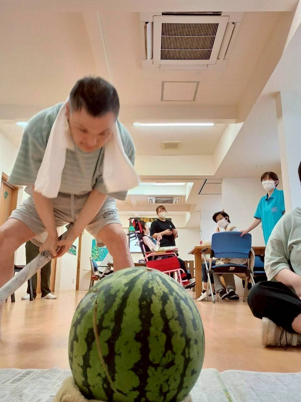 スイカ割りの様子